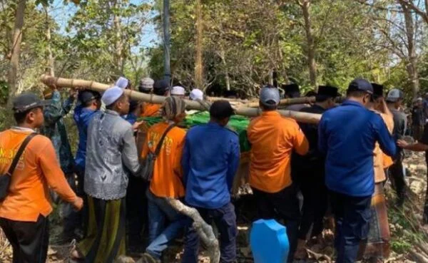 Jenazah 250 Kg Sulit Dievakuasi, Crane DPUTR Bantu Pemakaman Warga Gresik