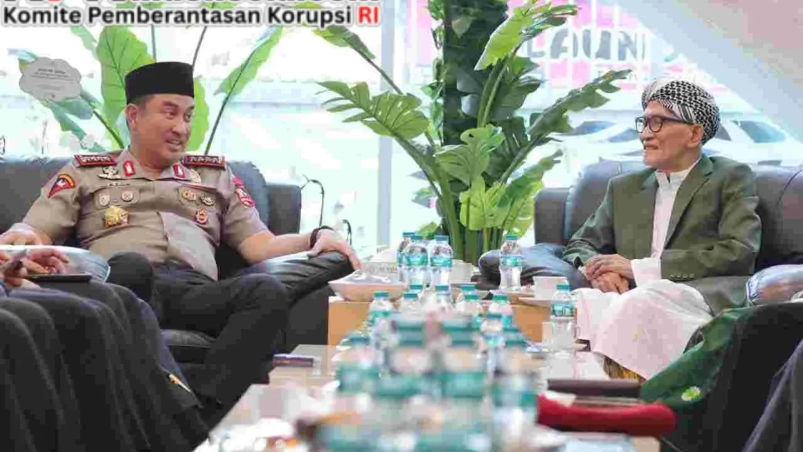Perkuat Sinergi dengan Ulama, Kapolri Silaturahmi dengan Rais Aam PBNU di Surabaya