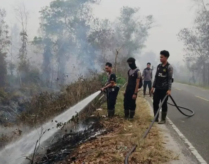 Di Tengah Kepungan Asap, Personel Polda Kalteng Terus Optimalkan Pemadaman Karhutla