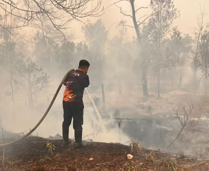 Hari Minggu Tak Surutkan Semangat Personel Polda Kalteng Padamkan Karhutla Demi Masyarakat